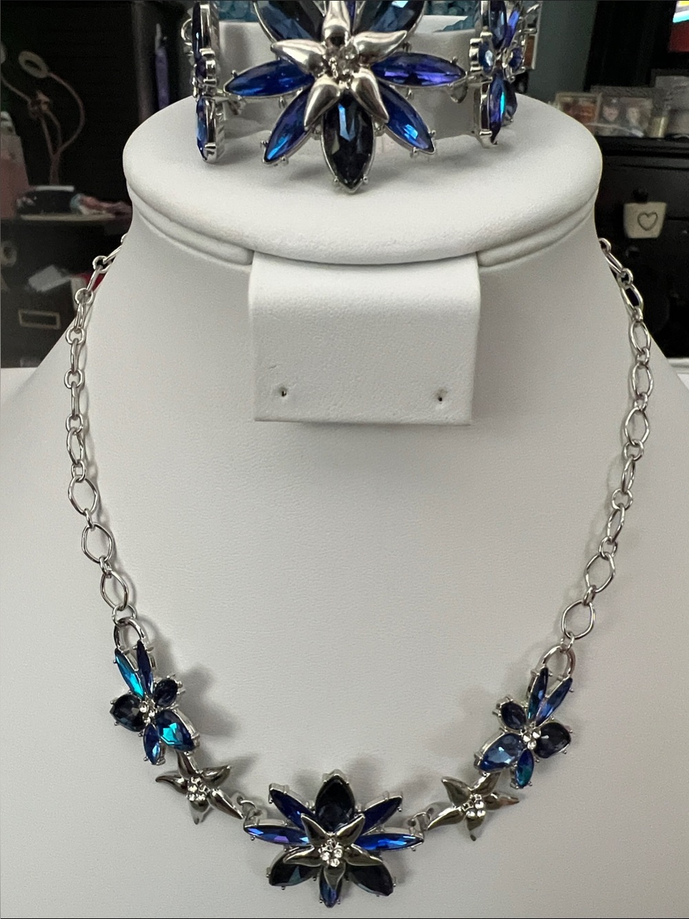 paparazzi Blue Floral Crystal Necklace and Stretchy Bracelet Set - Silver Tone